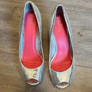 Lilly Pulitzer silver peep toe wedges, size 7
